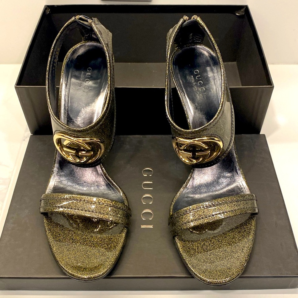 Gorgeous GUCCI double gold GG metallic heels.